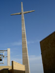 La nuova chiesa di San Pio - la croce monumentale donata dalla Regione Puglia